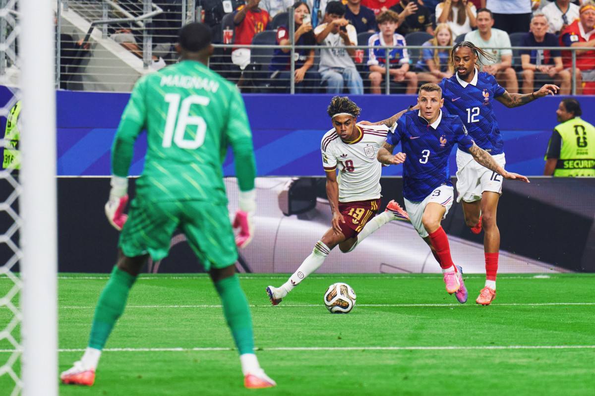 Ao som de 'ol&eacute;s', Espanha doutrina a Fran&ccedil;a e vai &agrave; final da Copa