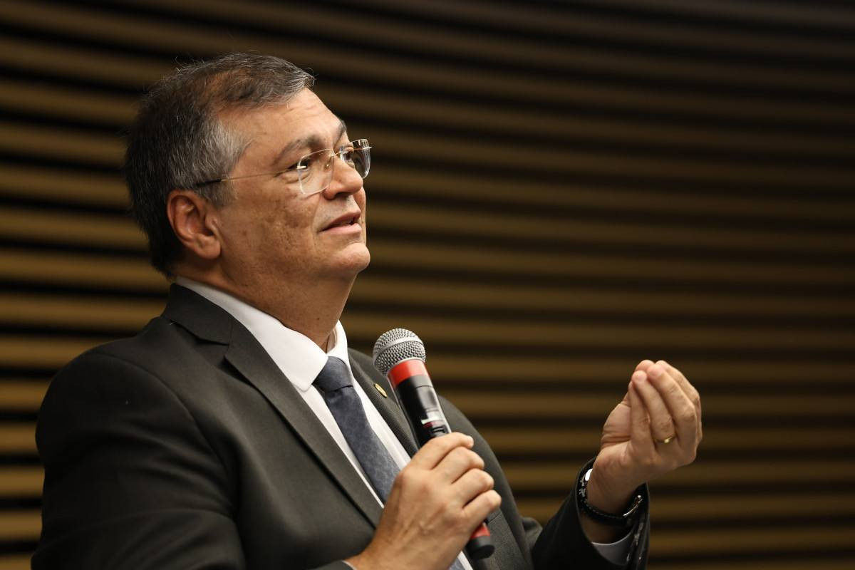 Dino manda apurar rela&ccedil;&atilde;o de Mendon&ccedil;a com Vorcaro ap&oacute;s pedido de vista no STF