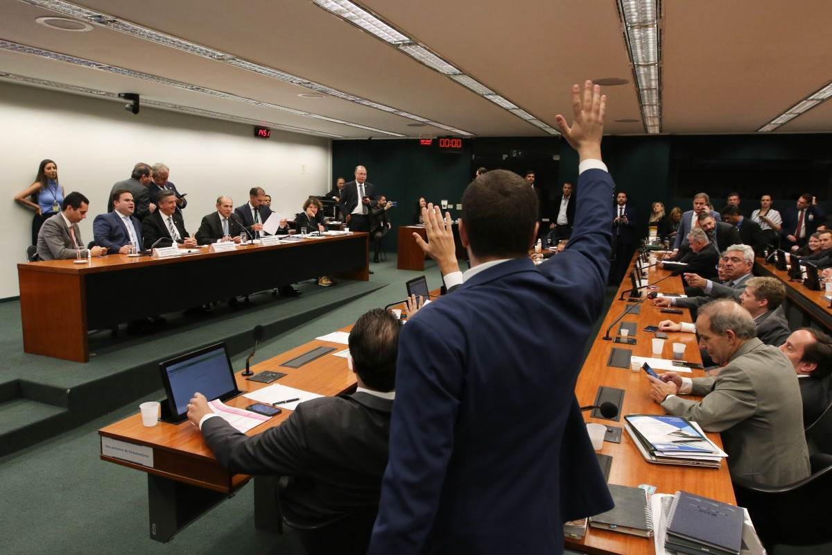 O or&ccedil;amento, de p&uacute;blico, virou obscura atividade privada
