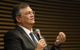 Dino manda apurar rela&ccedil;&atilde;o de Mendon&ccedil;a com Vorcaro ap&oacute;s pedido de vista no STF