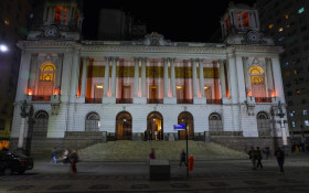 Pal&aacute;cio Pedro Ernesto recebe ilumina&ccedil;&atilde;o do Julho Laranja