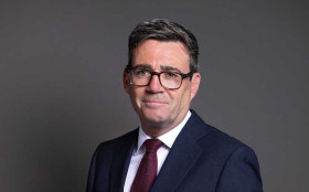 Novo primeiro‑ministro, Andy Burnham toma posse no Reino Unido