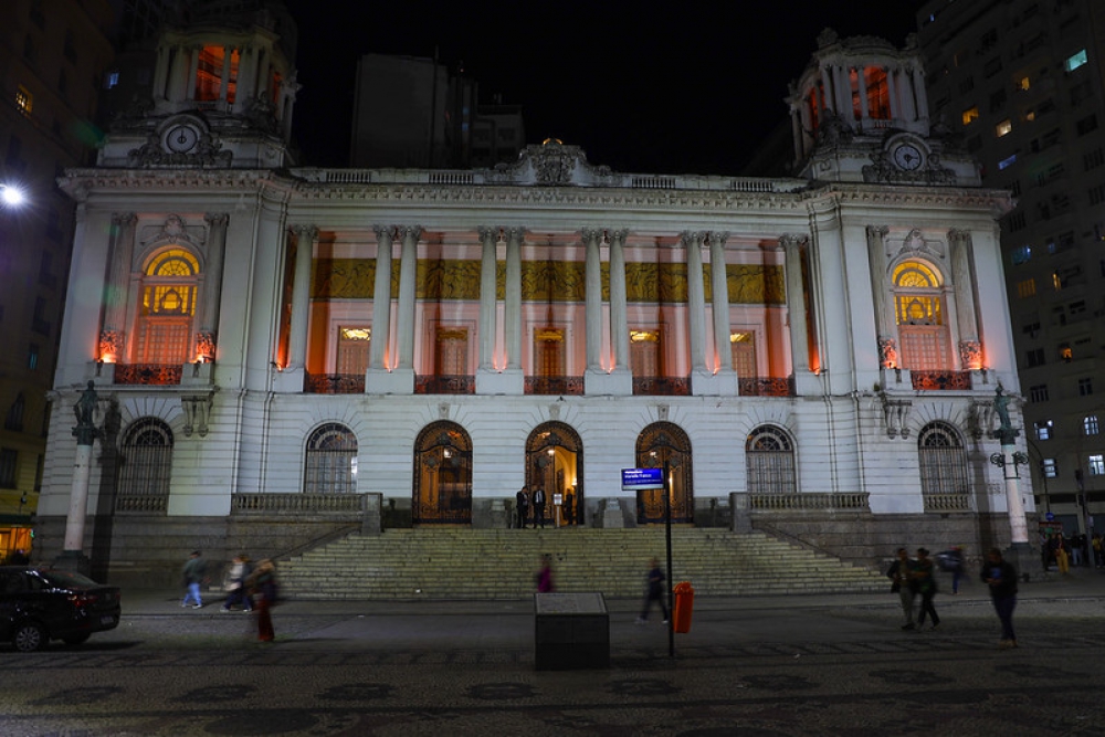 Pal&aacute;cio Pedro Ernesto recebe ilumina&ccedil;&atilde;o do Julho Laranja