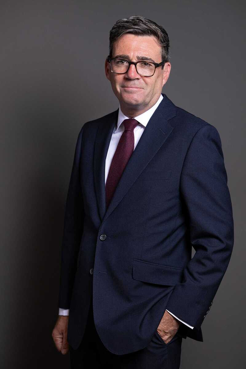 Novo primeiro‑ministro, Andy Burnham toma posse no Reino Unido