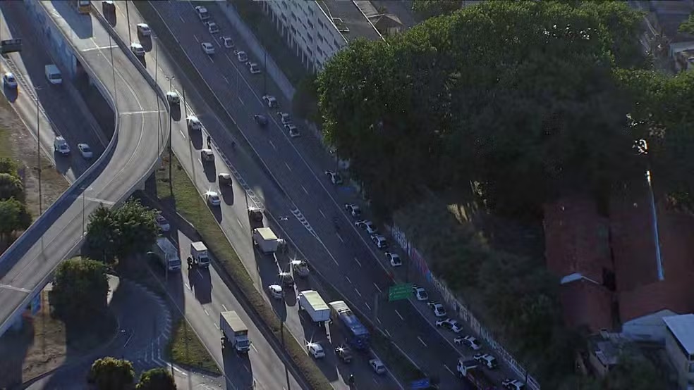 Pol&iacute;cia Civil faz opera&ccedil;&atilde;o no Muqui&ccedil;o por morte de inspetor no Rio