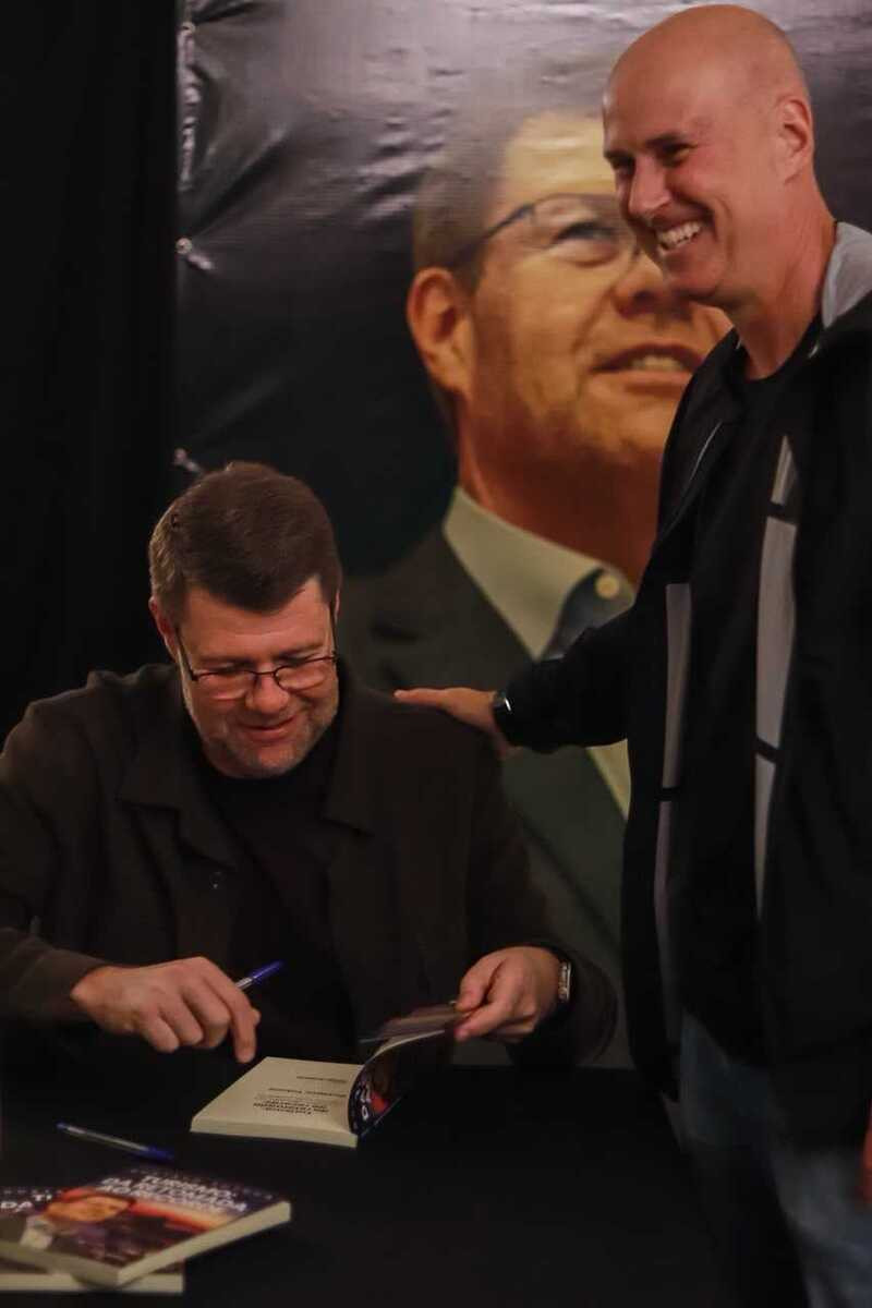 O prefeito de Resende, Tande Vieira, prestigiando a noite de autógrafos de Tutuca