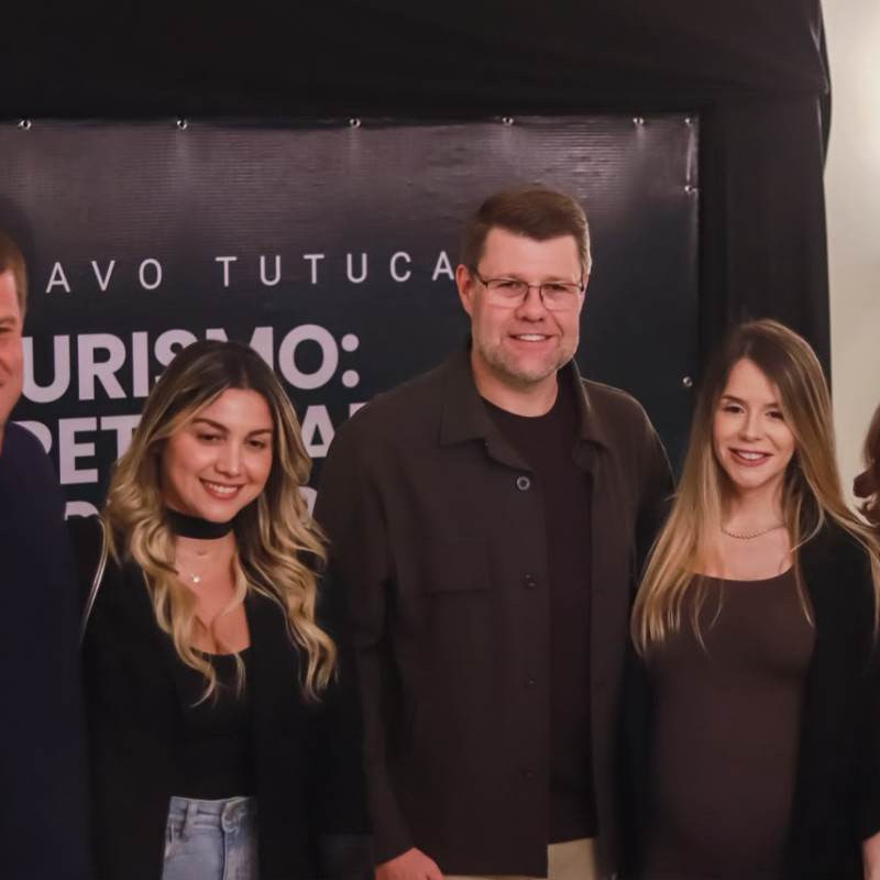 Gustavo Tutuca ao lado de sua esposa Andrezza; a mãe Dona Vânia; o irmão Arthur e a cunhada Letícia
