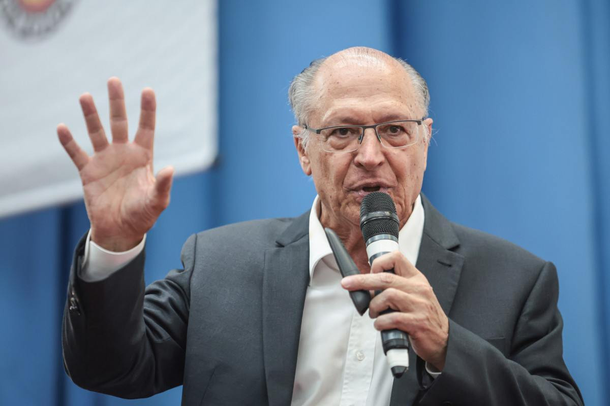 Ap&oacute;s tarifa&ccedil;o, governo acelera rea&ccedil;&atilde;o e adia reciprocidade