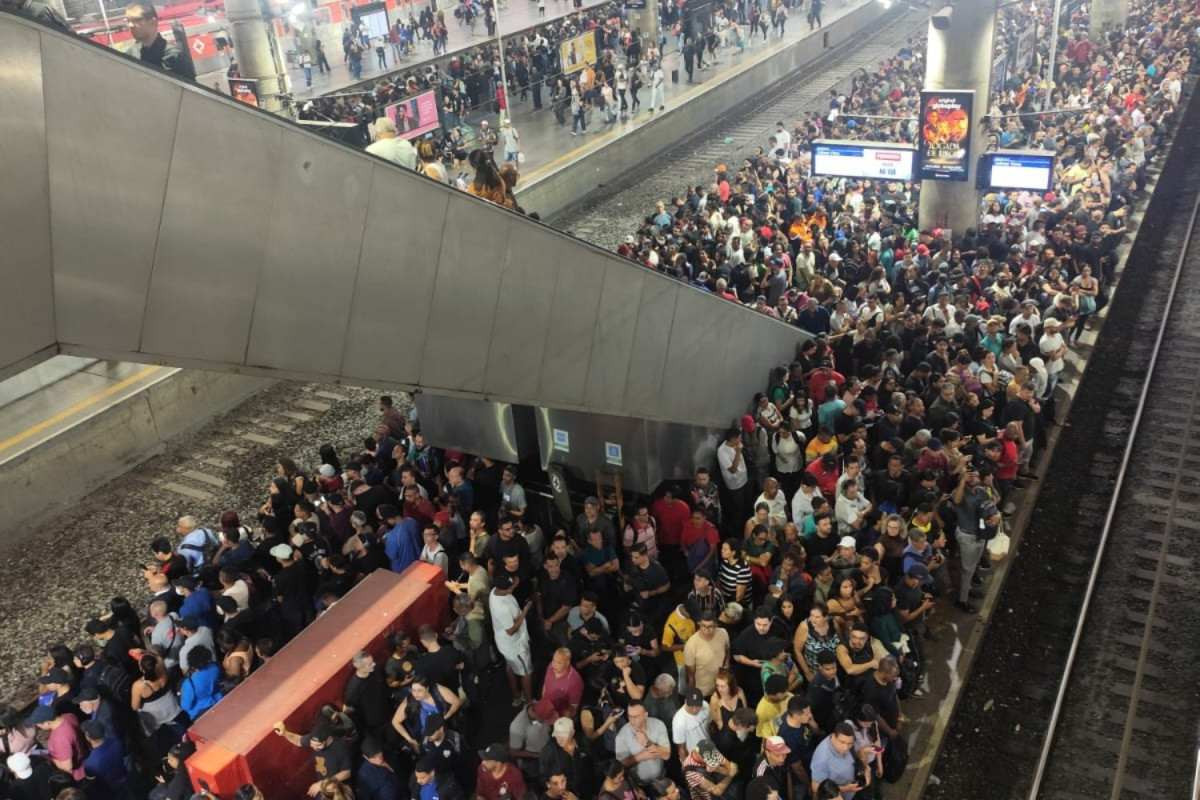 Esta&ccedil;&atilde;o Br&aacute;s registra lota&ccedil;&atilde;o no 1&ordm; dia da Trivia Trens nas linhas 11, 12 e 13