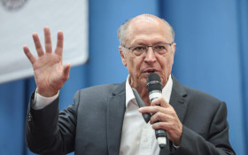 Ap&oacute;s tarifa&ccedil;o, governo acelera rea&ccedil;&atilde;o e adia reciprocidade