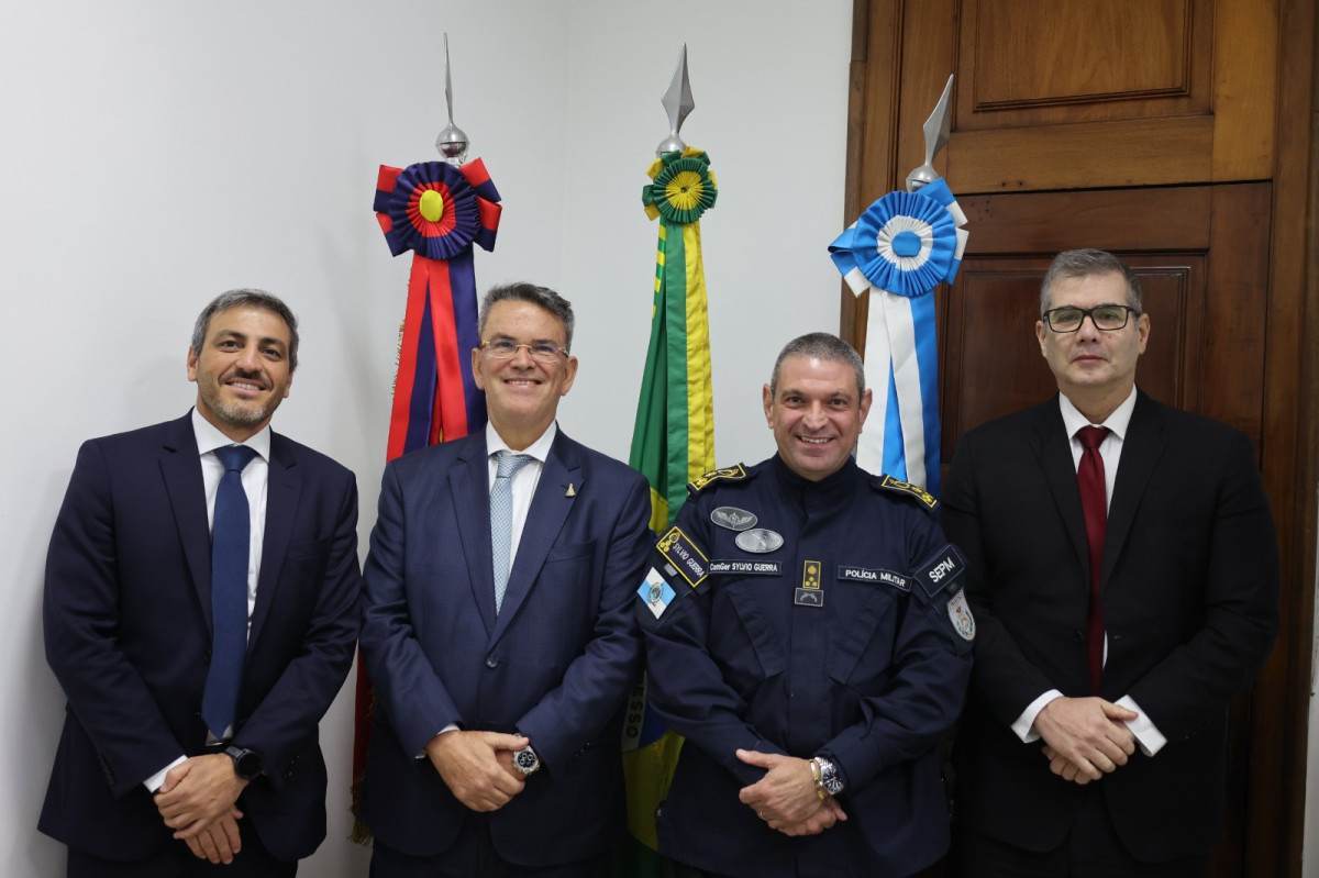 Na seq.: o juiz da coordenação do NFPE do Rio, Bruno Rulière; o presidente do TRE-RJ, desembargador Claudio de Mello Tavares; o secretário de Estado e comandante-geral da PMERJ, coronel Sylvio Guerra; e o juiz de direito, Marcello Rubioli