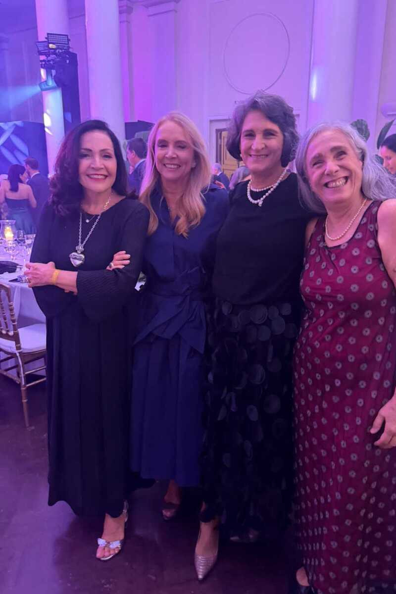 Na sequência: a jornalista Liliana Rodriguez; Marisa Braga, esposa de Queiroz; Cristina Alvarenga; e Tânia, irmã do presidente da Fecomércio RJ
