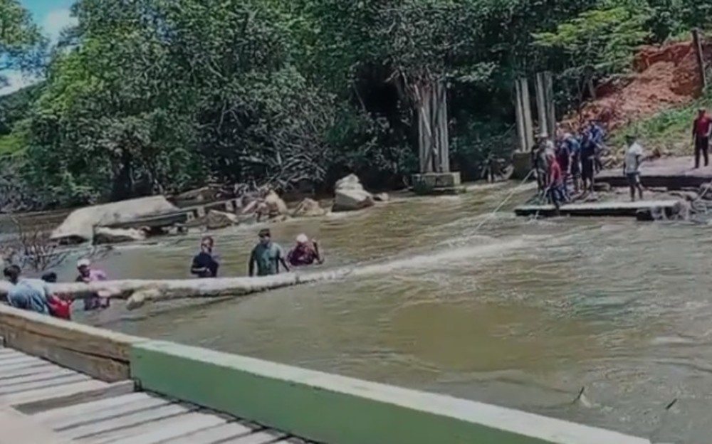 Moradores ind&iacute;genas improvisam ponte