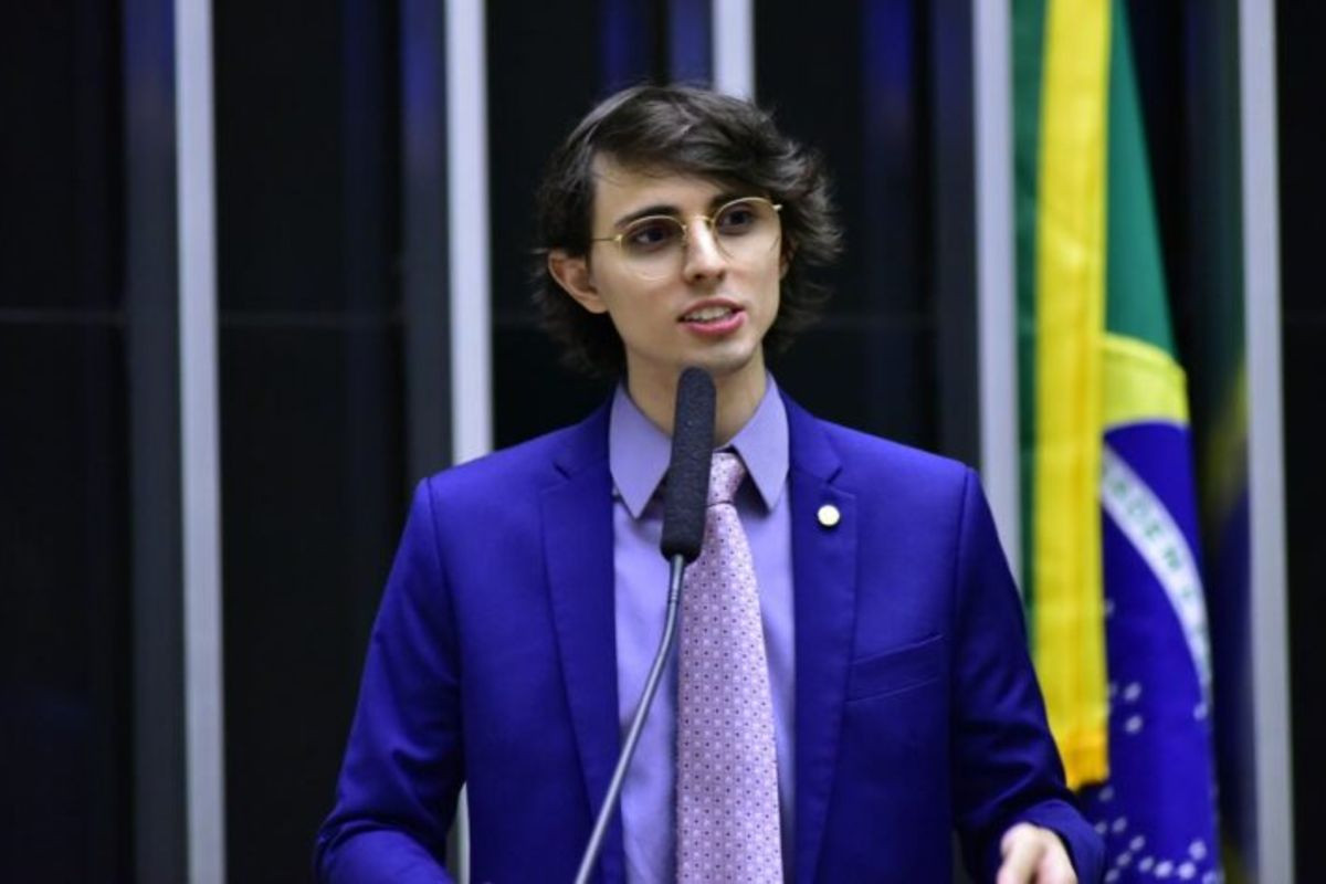 Deputado Amom Mandel protocola mais de 300 projetos em um dia e levanta suspeitas sobre uso de IA