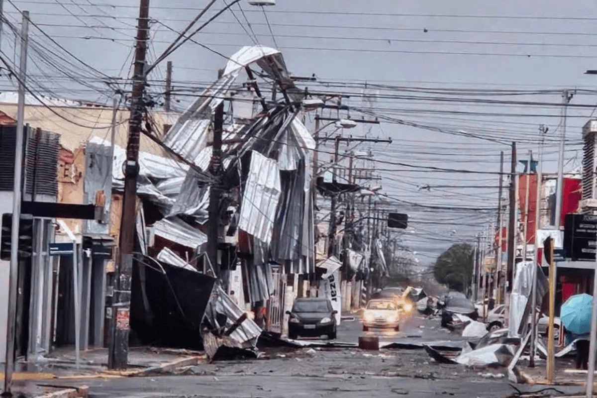 Temporal deixa rastro de destrui&ccedil;&atilde;o em Ribeir&atilde;o