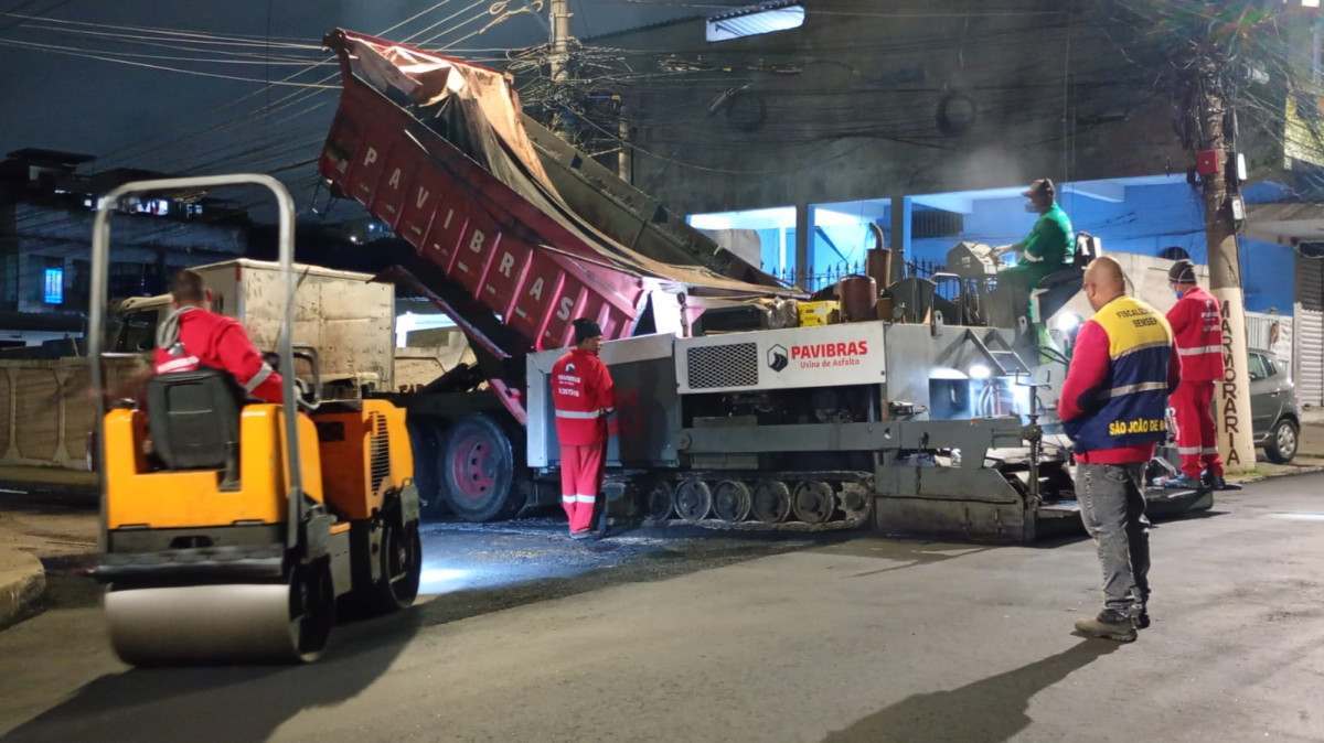Asfalto novo e limpeza urbana em Agostinho Porto, em Meriti