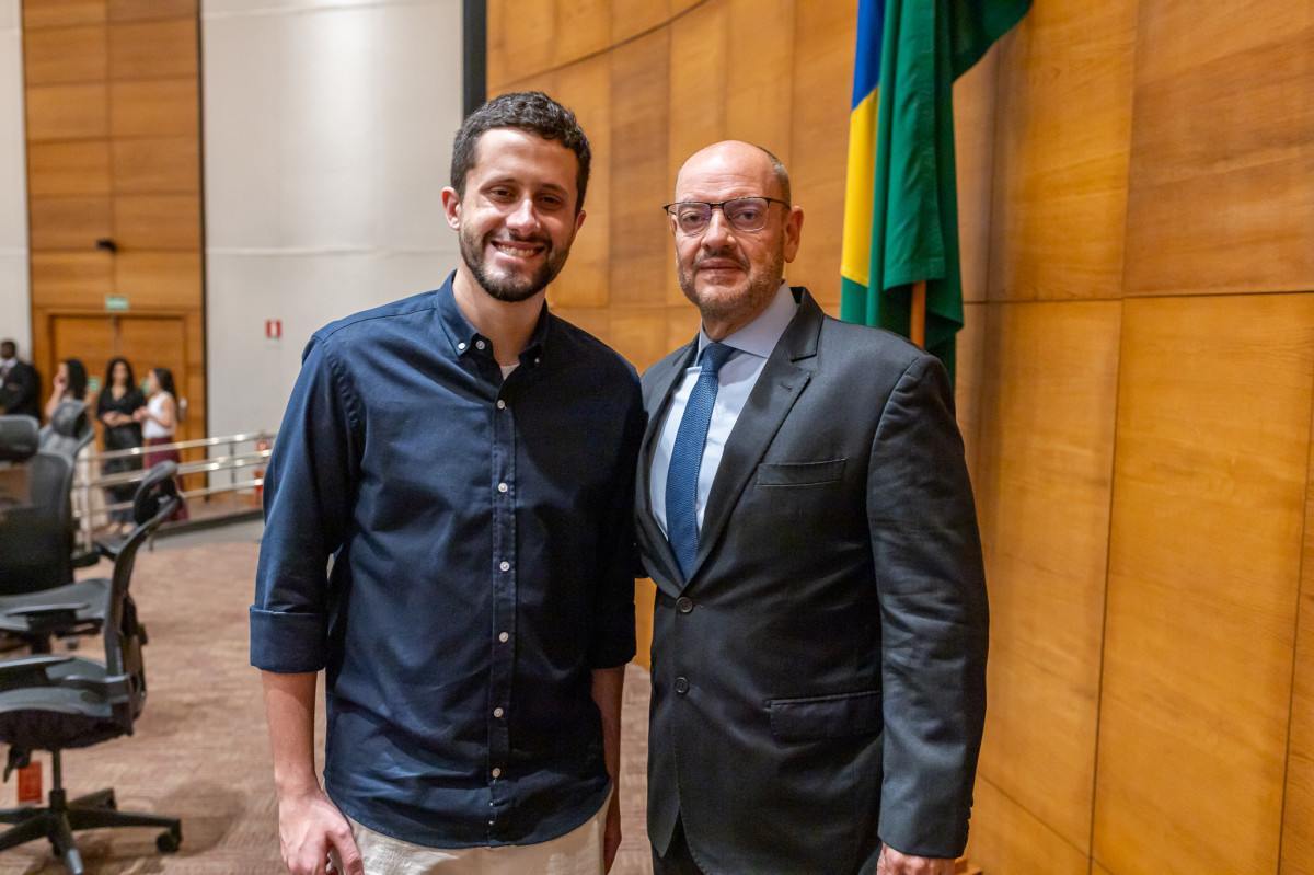 O primeiro colocado do concurso, João Victor Kornalewski Carvalho, ao lado do desembargador Ricardo Couto de Castro, presidente do TJRJ e governador em exercício