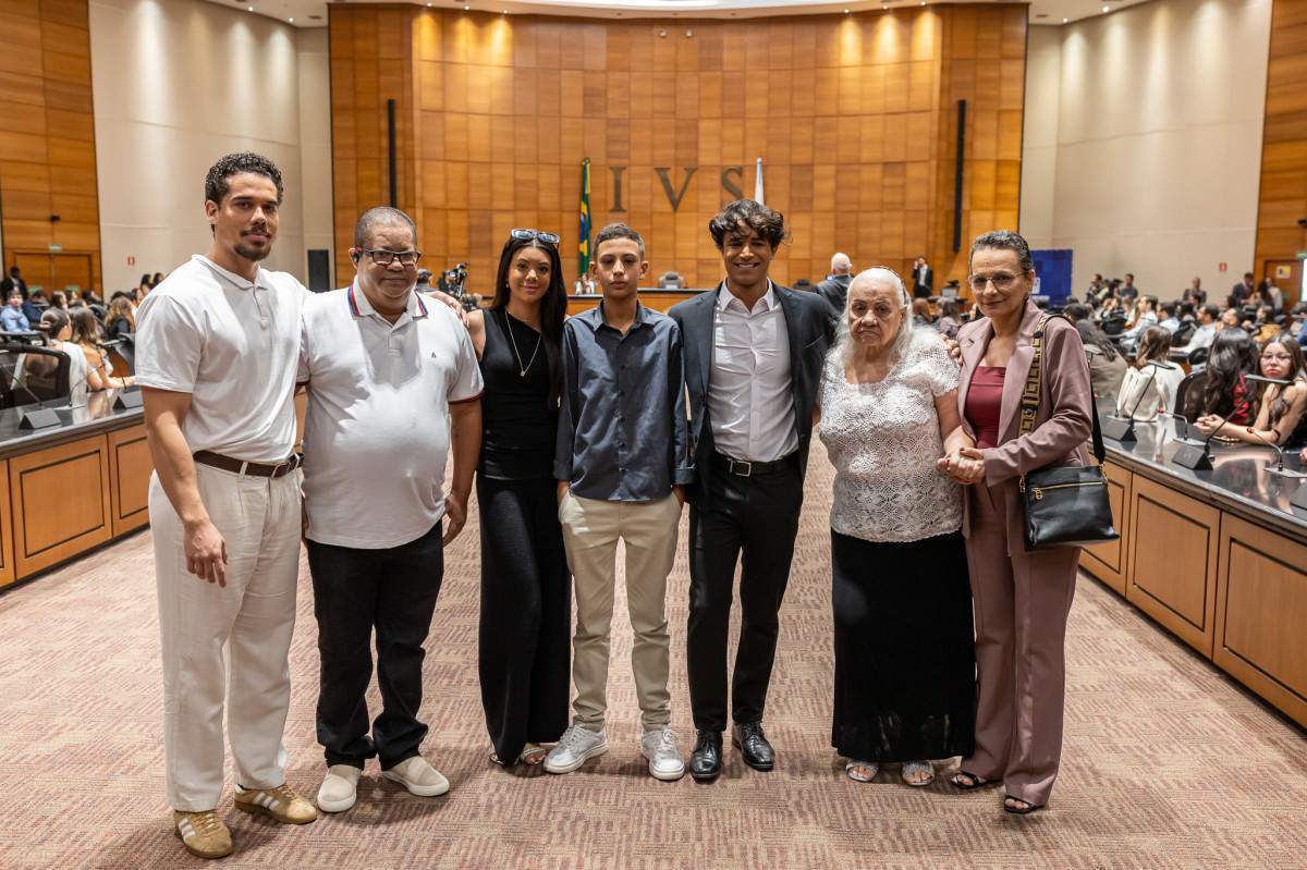 A família de Enison Montezuma de Souza esteve presente para comemorar a sua conquista