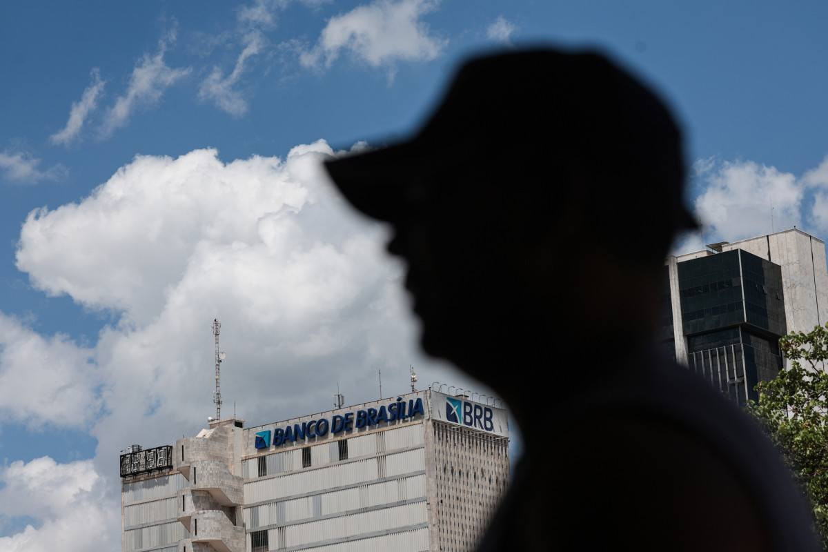 Gal&iacute;polo recebe presidente do BRB