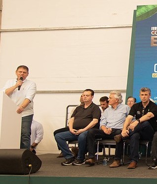 Ap&oacute;s faltar &agrave; conven&ccedil;&atilde;o do PSD, Tarc&iacute;sio divide palco e troca elogios com Caiado