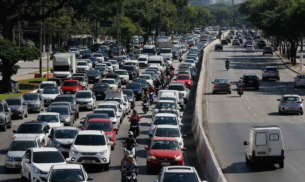 Estado tem 27,7 milh&otilde;es de ve&iacute;culos registrados e m&eacute;dia de 60 para cada 100 habitantes