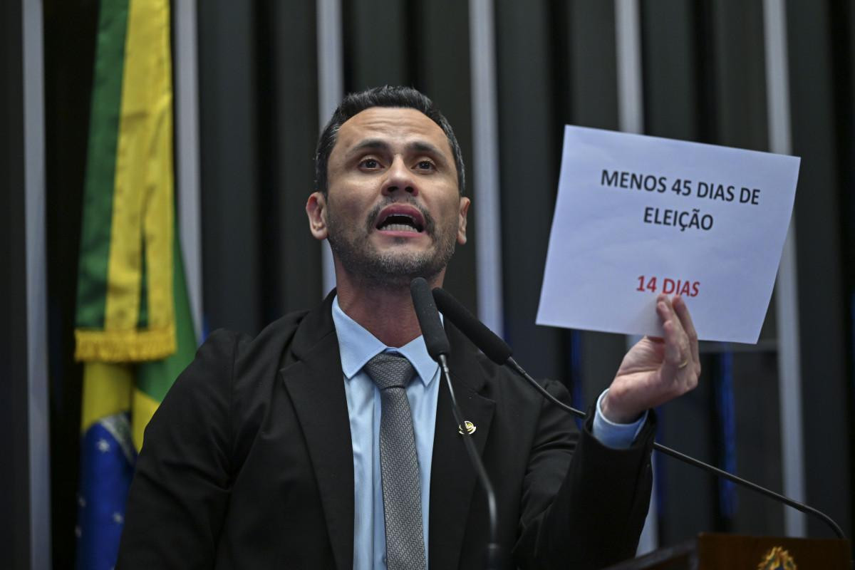 Indecis&atilde;o de Cleitinho empaca direita em Minas