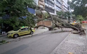 Ventos de mais de 100 km/h causam apag&otilde;es e paralisam transportes no Rio