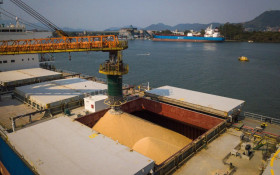 Porto de Santos estuda transbordo offshore de soja com porto da China