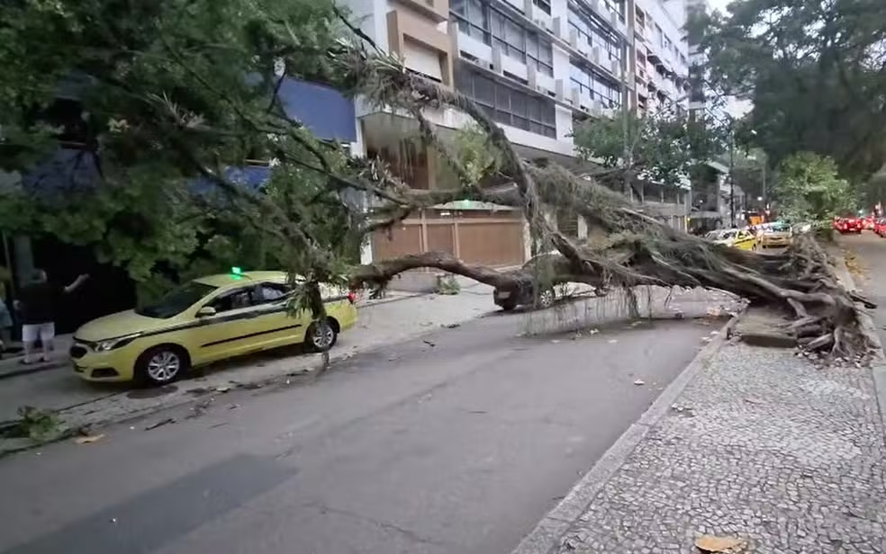 Ventos de mais de 100 km/h causam apag&otilde;es e paralisam transportes no Rio