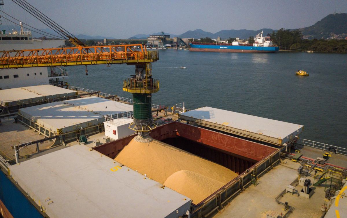 Porto de Santos estuda transbordo offshore de soja com porto da China