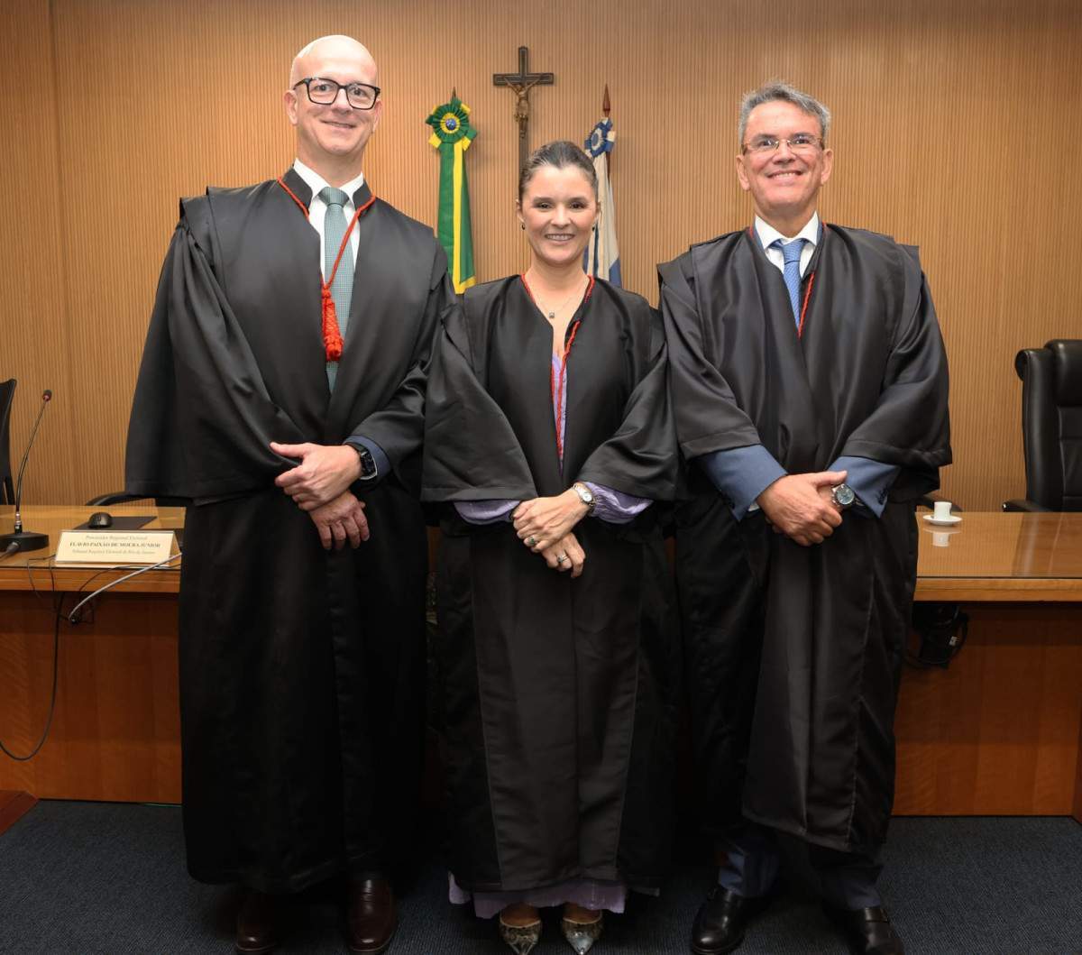 Os desembargadores Claudio de Mello Tavares e Fernando Chagas com a nova desembargadora Tathiana de Carvalho Costa