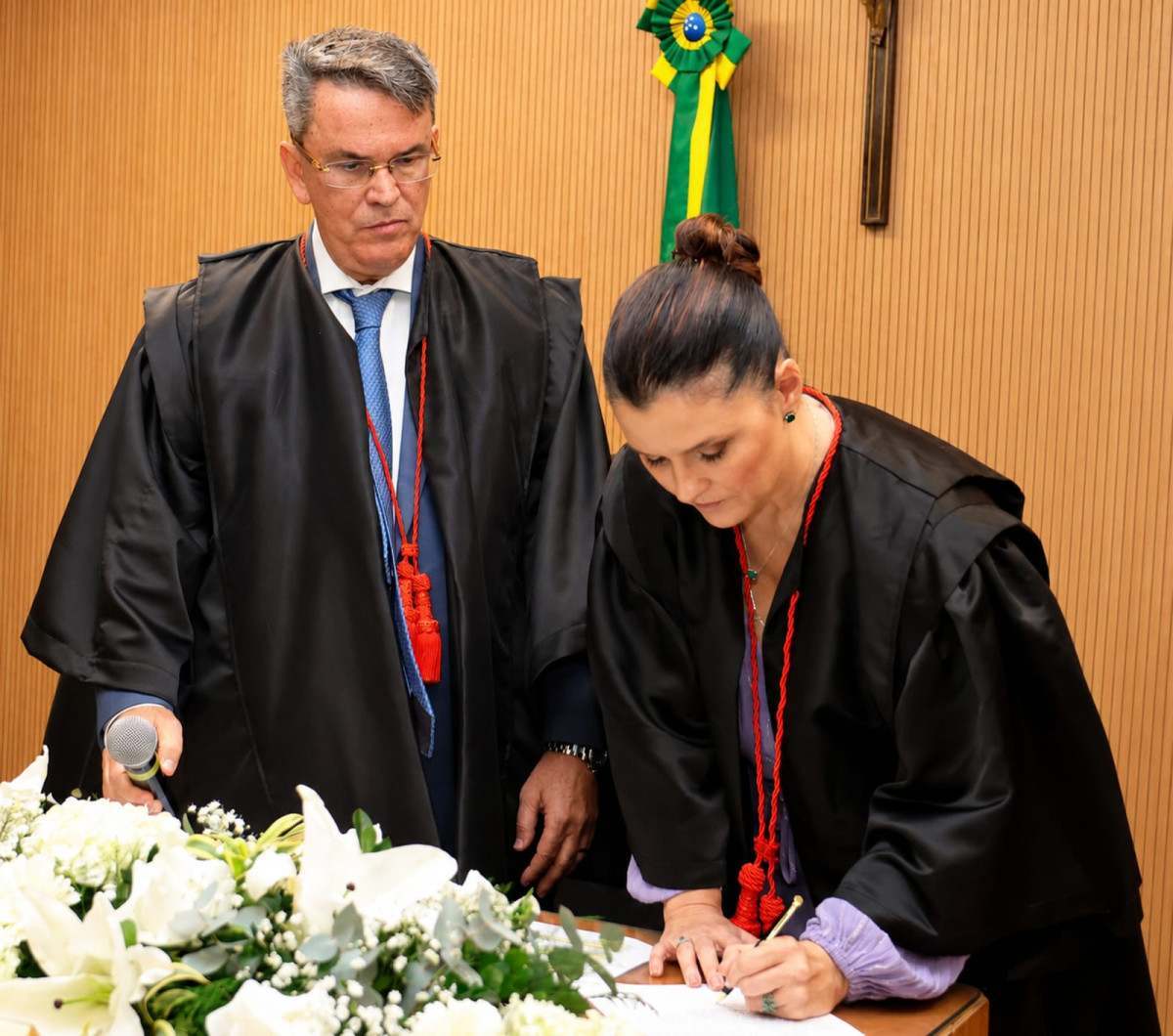 O presidente do TRE,  desembargador Cláudio de Mello Tavares e a empossada, desembargadoraTathiana de Carvalho Costa