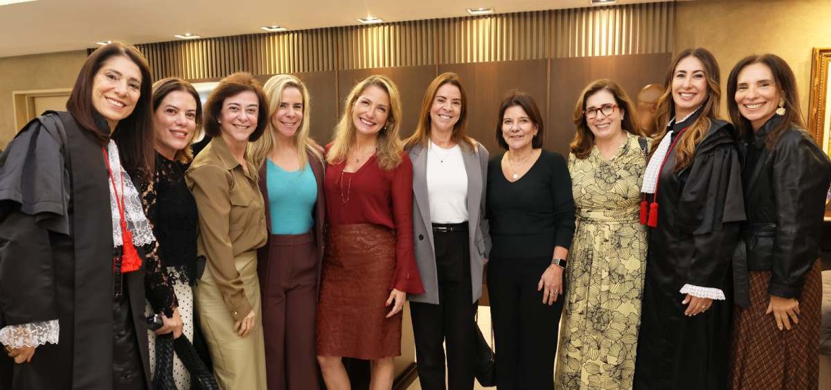 A desembargadora Maria da Glória Bandeira a juíza Ana Paula Cabo, a desembargadora Kátia Momnerat,  a juíza Sylvia Hausen  com as desembargadoras Kátia Amaral Jangutta, Denise Nicoll, Fernanda Xavier,  Ana Cristina Nascif Dib e Rose Marie Pimentel Martins