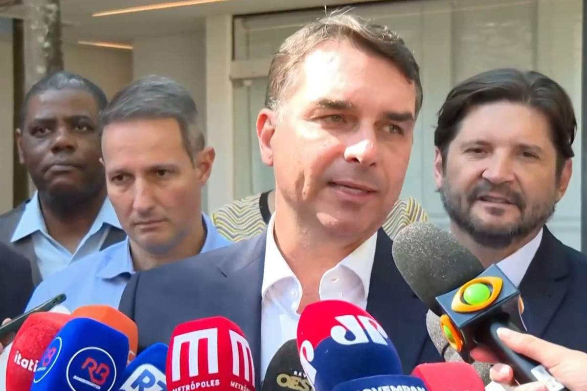 Fl&aacute;vio Bolsonaro diz respeitar decis&atilde;o do PP e segue sem vice