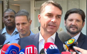 Fl&aacute;vio Bolsonaro diz respeitar decis&atilde;o do PP e segue sem vice