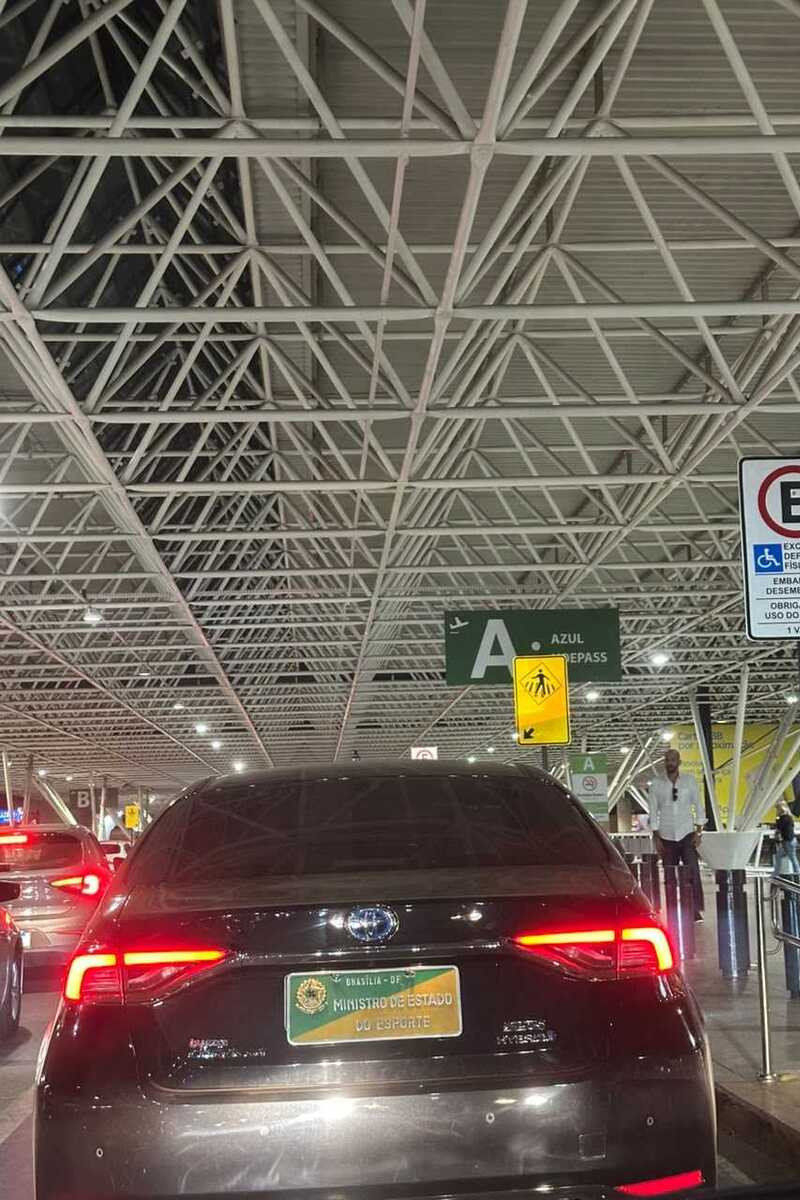 Coluna Magnavita | Carro do ministro dos Esportes em vaga de deficientes &eacute; um p&eacute;ssimo exemplo ao cidad&atilde;o