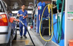 Aumento de etanol na gasolina divide opini&otilde;es