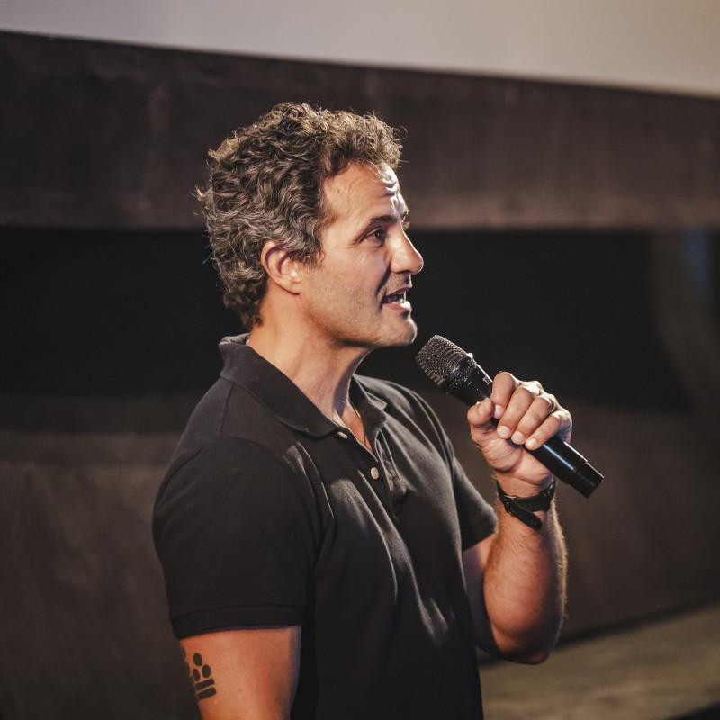 O cineasta de Campinas, Marcelo Galvão, chega 14 anos depois com "Colegas e o herdeiro"