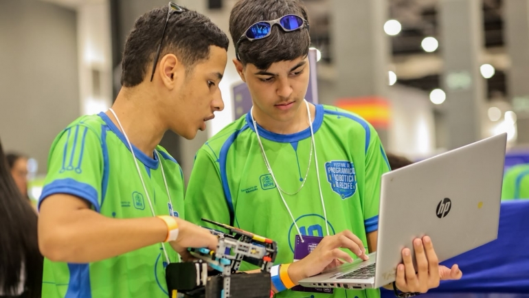 Recife tem primeiro dia de festival de rob&oacute;tica