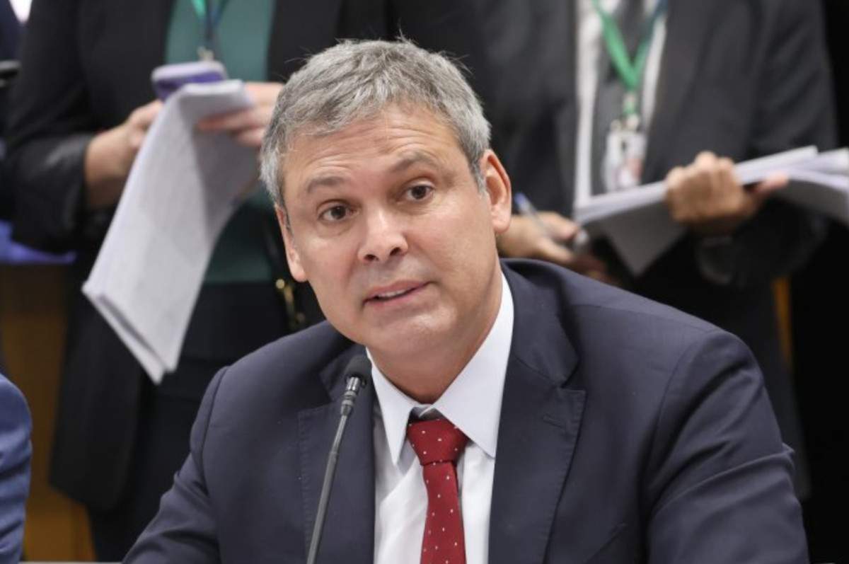 Lindbergh pede a Dino investiga&ccedil;&atilde;o contra Fl&aacute;vio Bolsonaro sobre hospitais federais