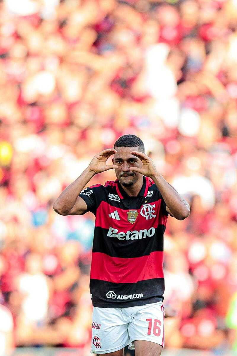 Flamengo vence o Botafogo no Maracan&atilde; e segue na briga pela lideran&ccedil;a do Brasileiro