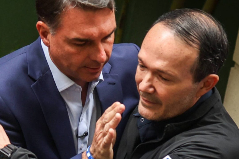 Fl&aacute;vio Bolsonaro: "N&atilde;o tem nada de errado" na rela&ccedil;&atilde;o com Vorcaro