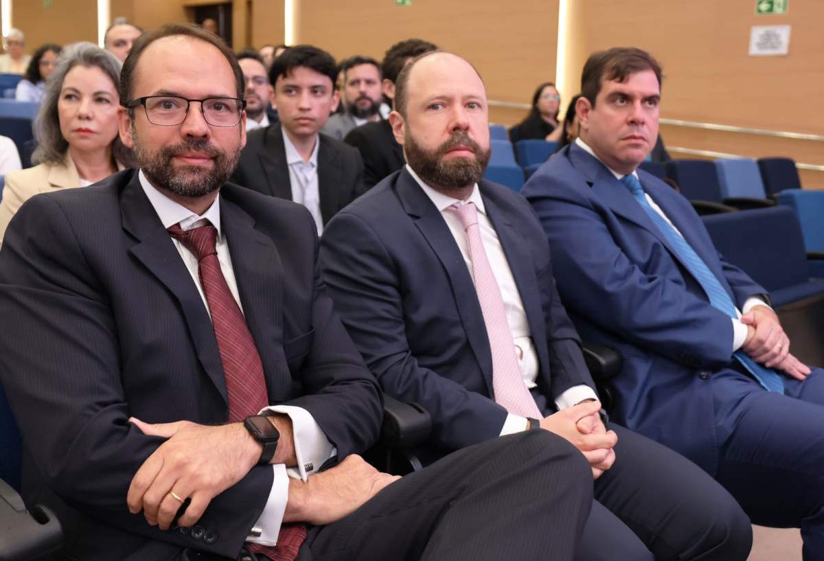 O juiz Fábio Porto com os desembargadores Fernando Cabral e Paulo César Salomao Filho