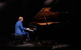 ROTEIRO MUSICAL: O piano ecl&eacute;tico de Gustavo Casenave