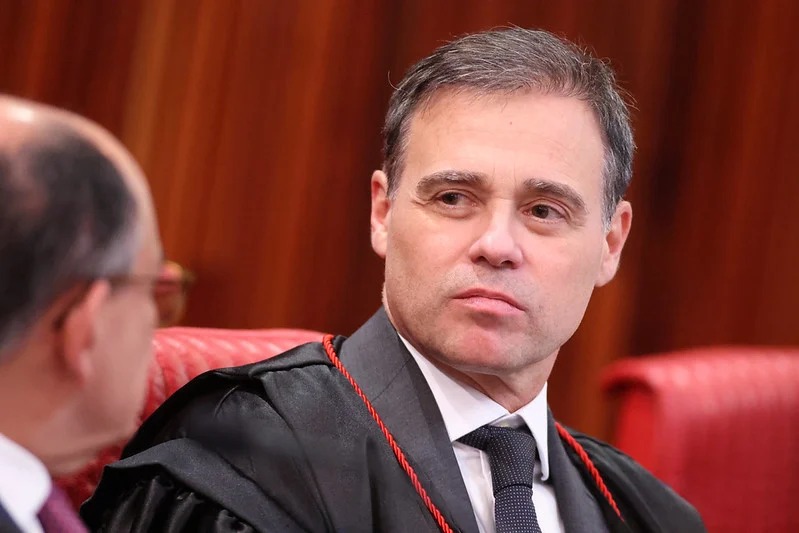 Andr&eacute; Mendon&ccedil;a afasta Andrei Rodrigues do comando da Pol&iacute;cia Federal