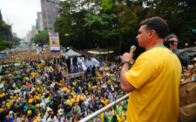 Fl&aacute;vio Bolsonaro mira Lula e Moraes em ato de 7 de Setembro na Paulista