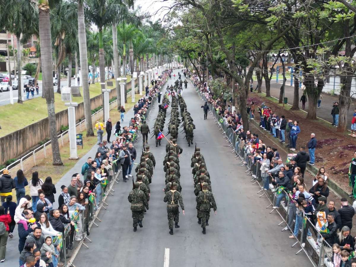 Desfile de 7 de Setembro re&uacute;ne 5 mil pessoas