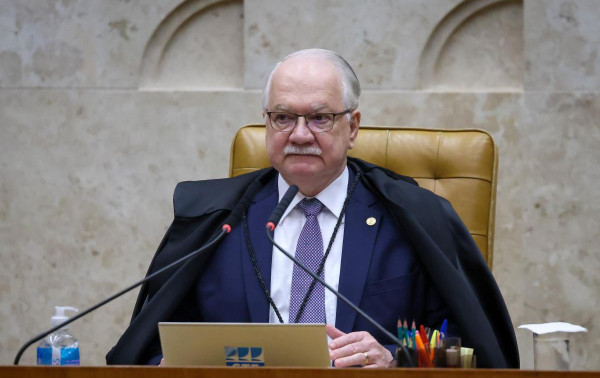 Fachin hesita em levar o caso para o plen&aacute;rio e prolonga a crise do Supremo