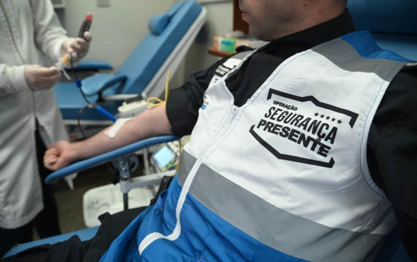 Policiais do Seguran&ccedil;a Presente se mobilizam para doar sangue