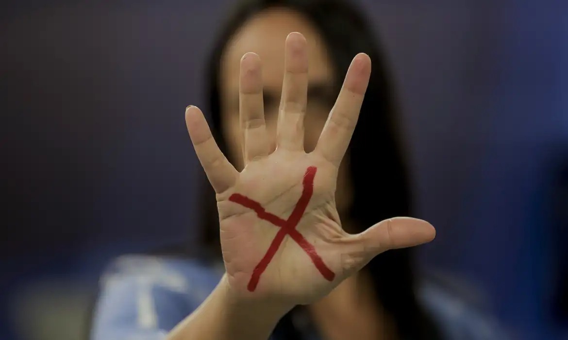 Governo regulamenta Pacto Contra o Feminic&iacute;dio e cria comit&ecirc;